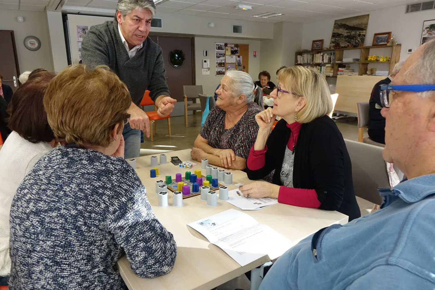 Un spiktor anime une séance de Sport Neuronal auprès d'un groupe de seniors