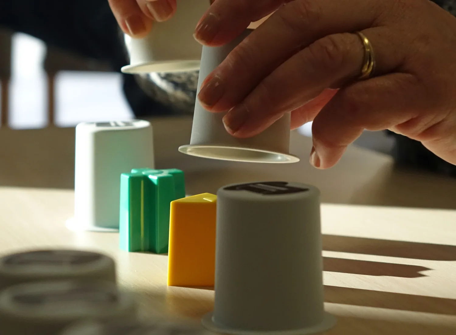 Mains manipulant les gobelets SPIKTO