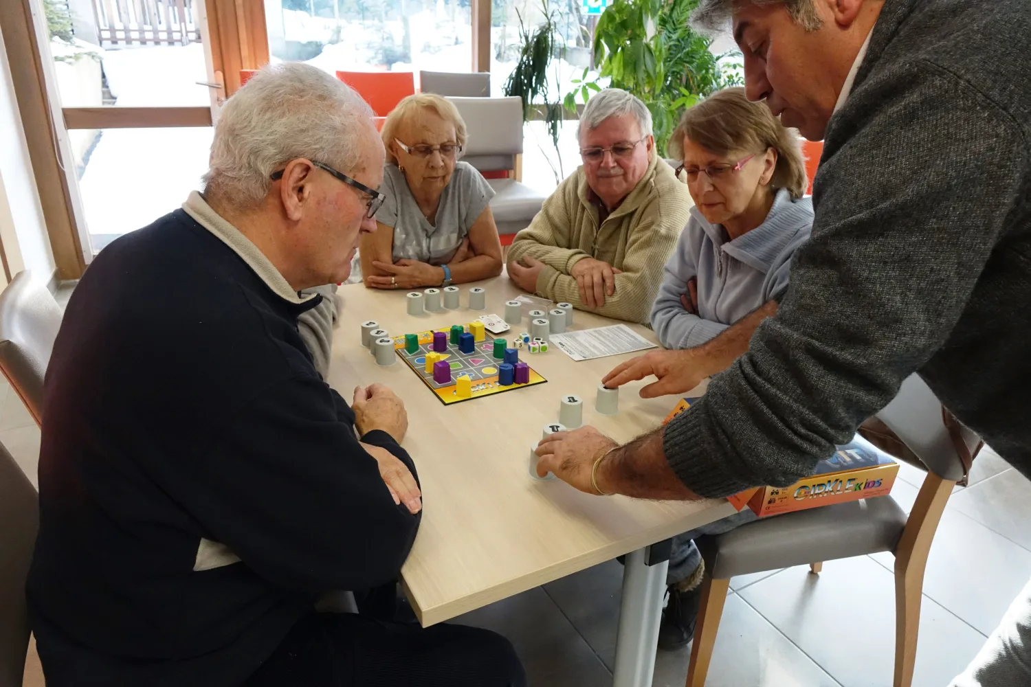Jeu autour d'une table